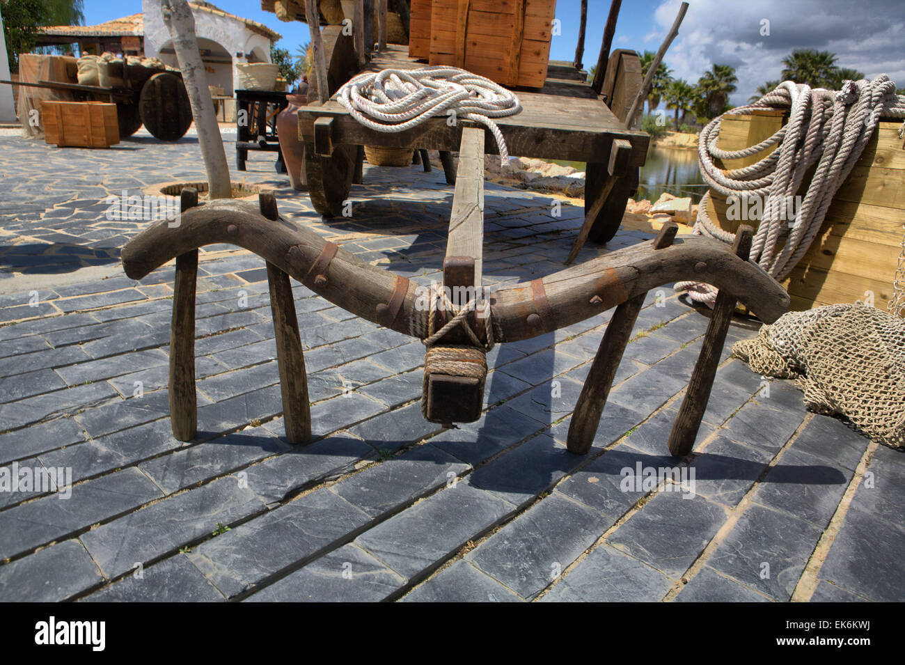 Altes Pferd zwei Räder Wagen stützte sich auf sein Joch, Huelva, Spanien Stockfoto