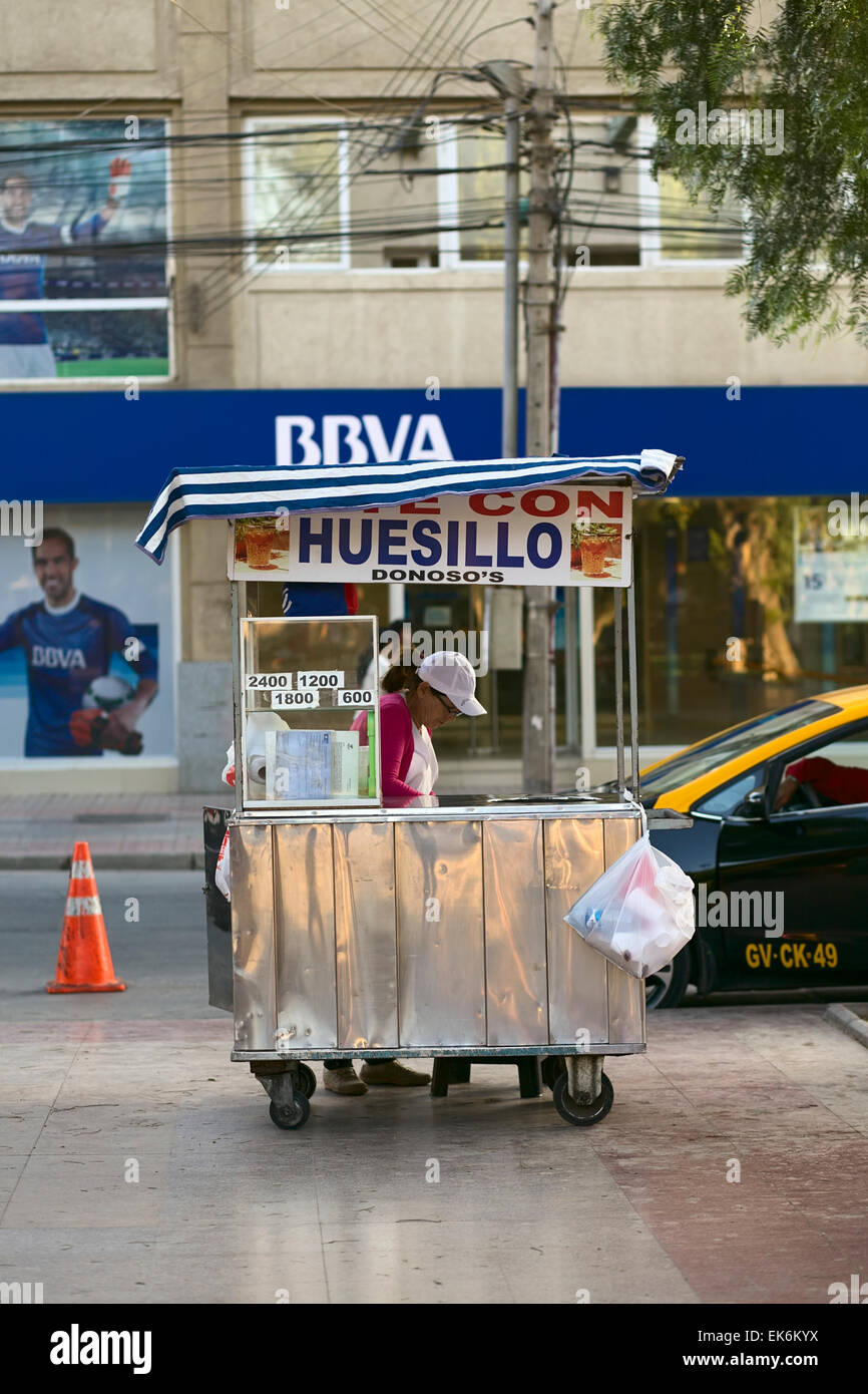 COPIAPO, CHILE - 14. Februar 2015: Unbekannte Frau stehenden Wagen verkaufen Mote Con Huesillo (chilenische beliebte Kaltgetränk) Stockfoto