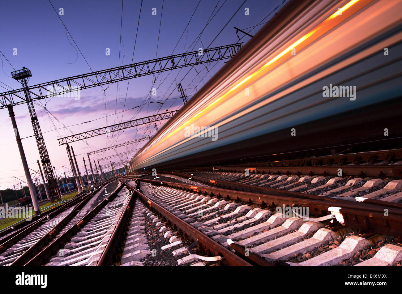 Hochgeschwindigkeitszug mit Bewegungsunschärfe in der Ukraine Stockfoto