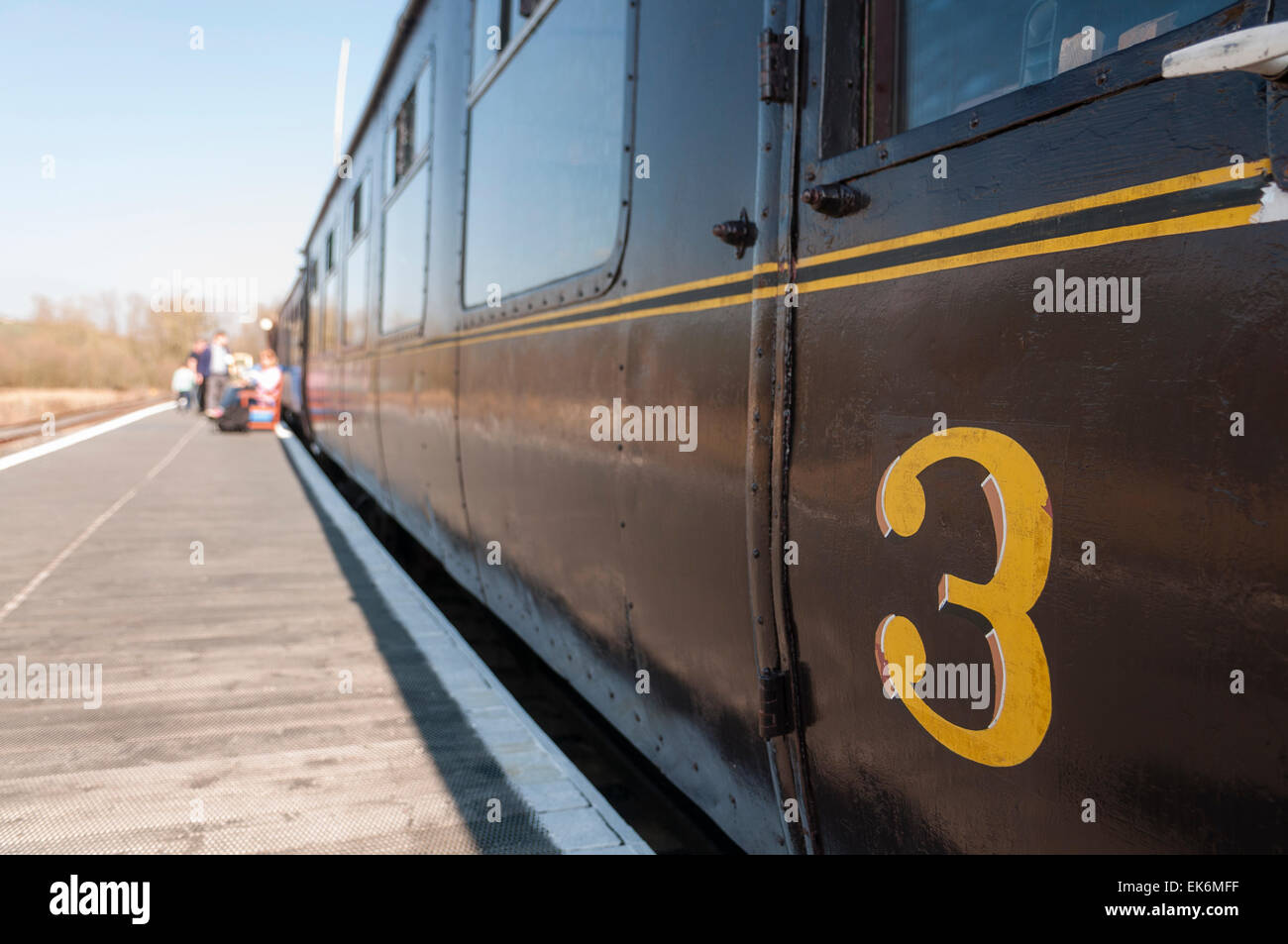 Altmodische drittklassigen Eisenbahnwagen auf einer Plattform. Stockfoto