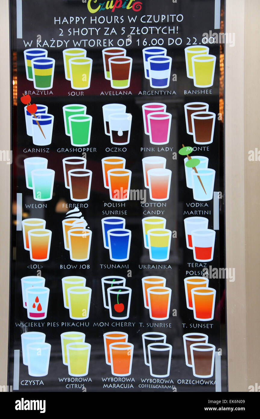 Happy Hour-Cocktail-Karte in einem Fenster in Breslau Stockfoto