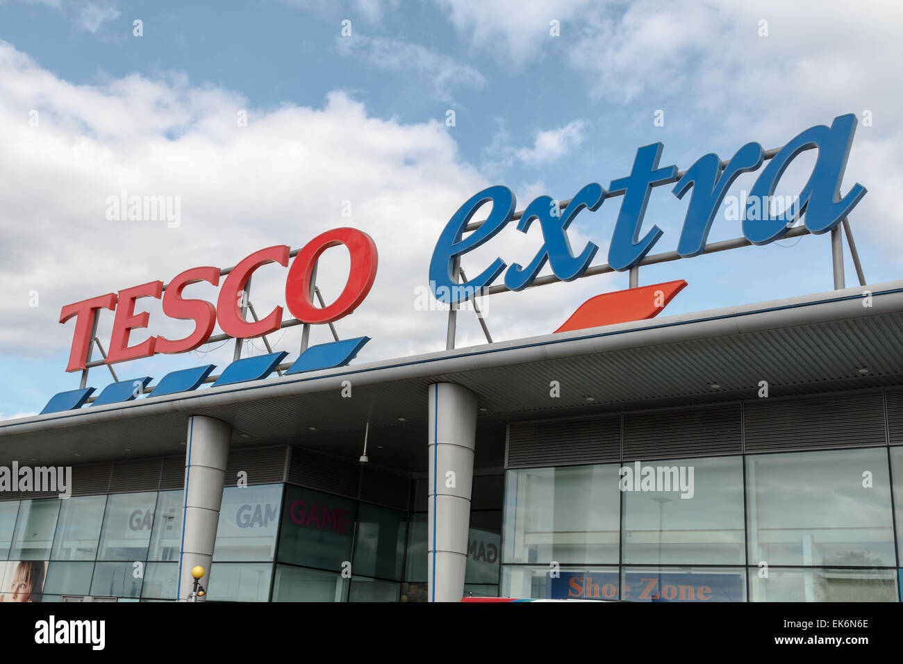 Tesco Extra Schild mit Logo und die Marke in einem Retailpark in Coventry UK Stockfoto