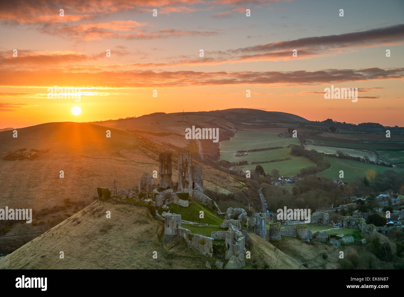Sonnenaufgang über die berühmten Ruinen von Corfe Castle in Dorset Stockfoto