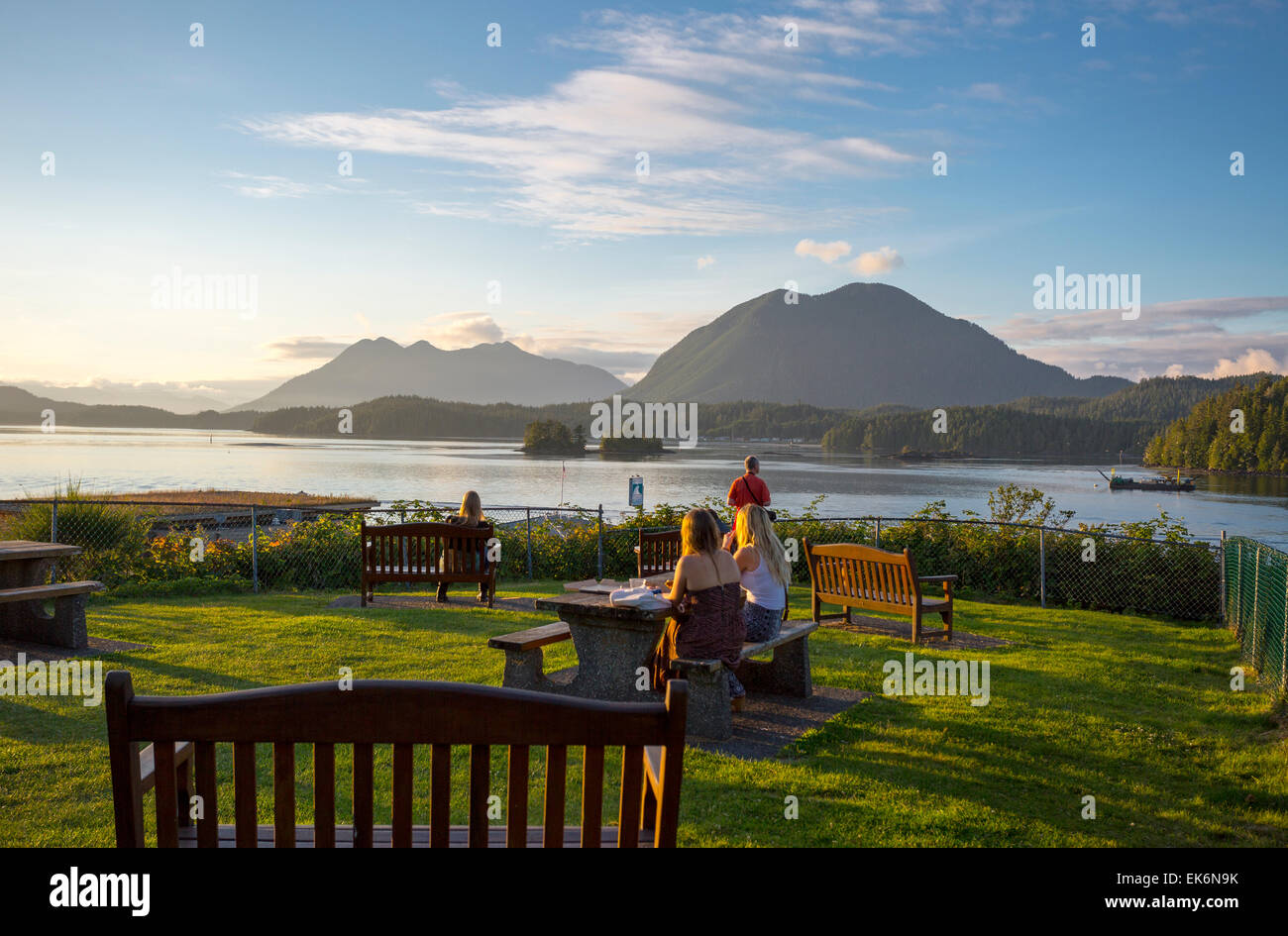 Nordamerika, Kanada, British Columbia, Vancouver Island, Tofino, Menschen beobachten Sonnenuntergang Stockfoto