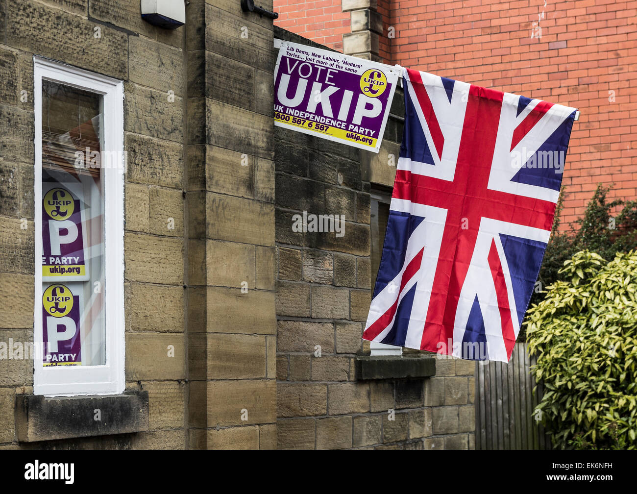 Die UKIP, United Kingdom Independence Party, Banner und ein Union Jack am Gosforth, Newcastle Upon Tyne angezeigt. Stockfoto