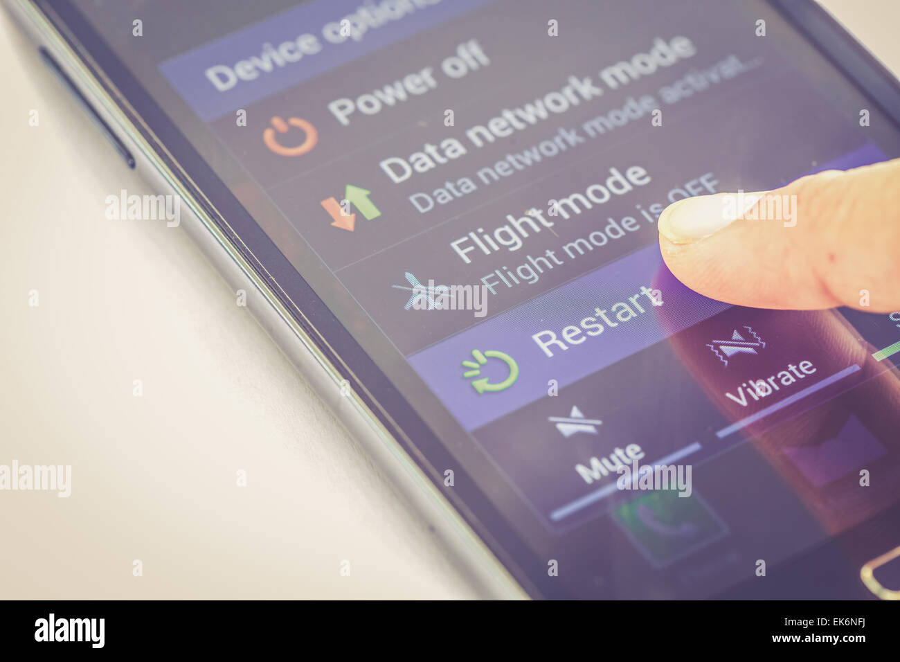 Nahaufnahme Finger drücken Sie Taste "Neustart" auf smartphone Stockfoto