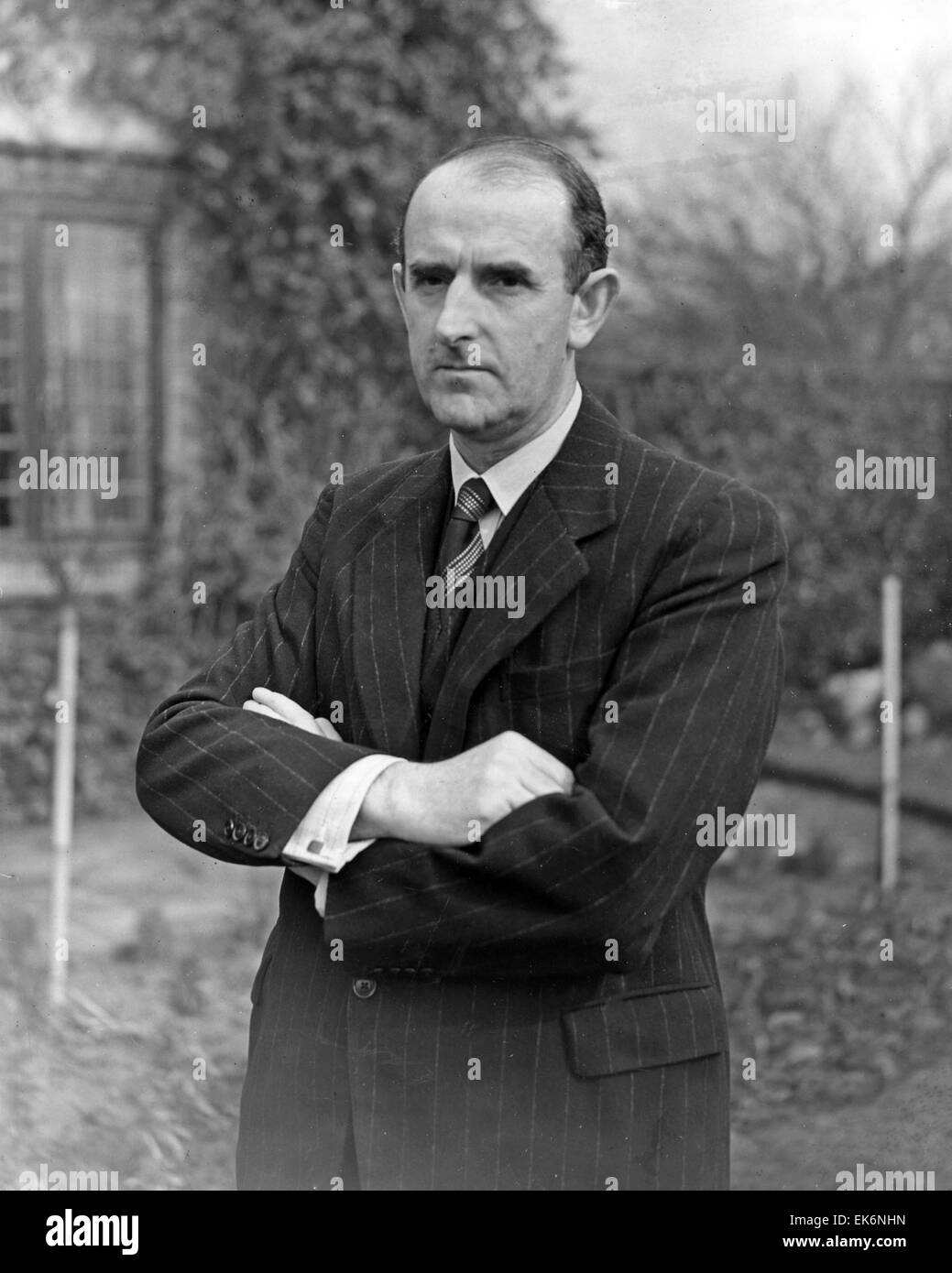 SYDNEY CAMM (1893-1966) Aeronautical Designer bei seiner Thames Ditton 1941 nach Hause. Stockfoto
