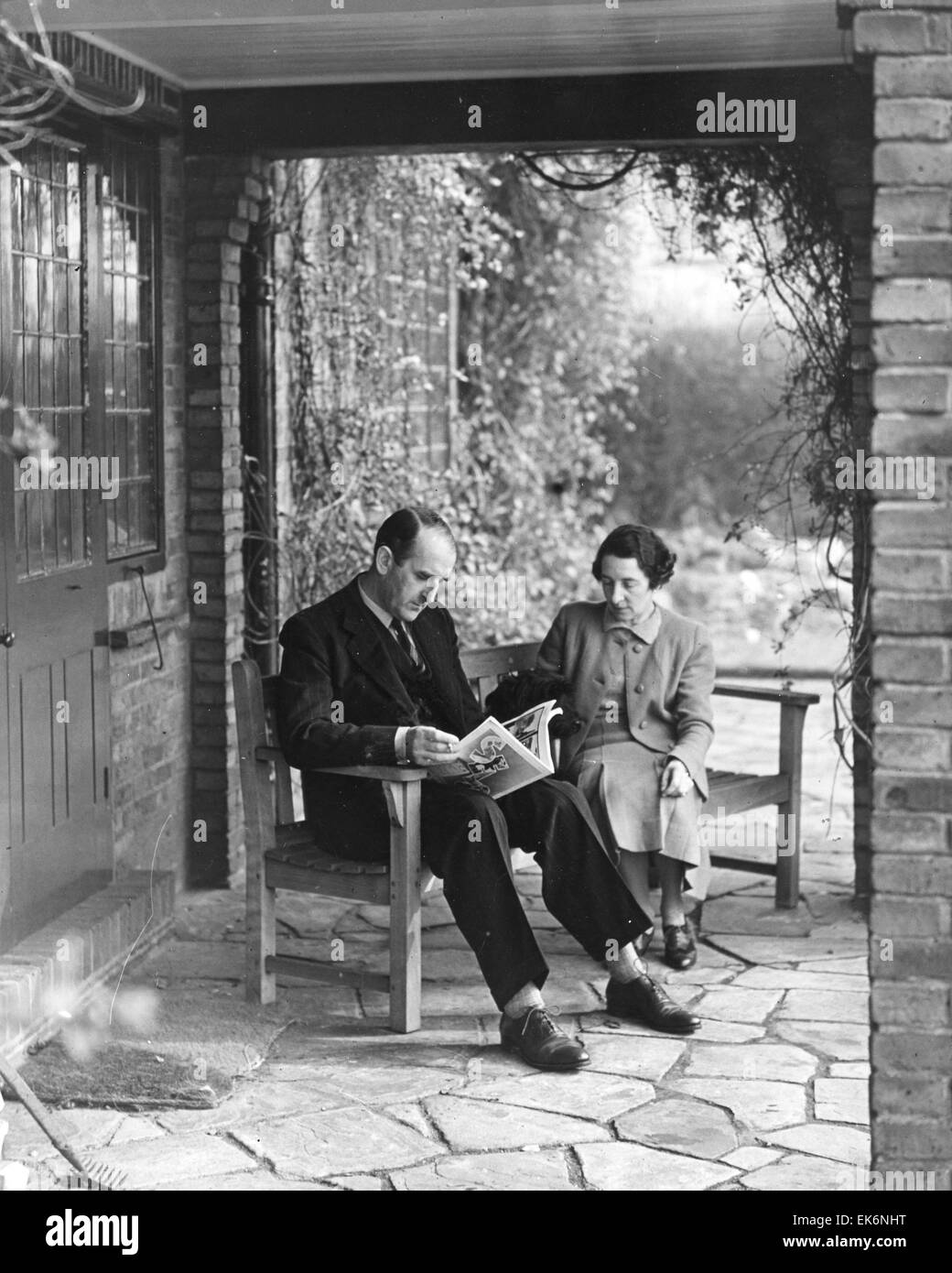 SYDNEY CAMM (1893-1966) Aeronautical Designer bei seiner Heimat im Jahre 1941 mit Frau Hilda Starnes Thames Ditton. Stockfoto