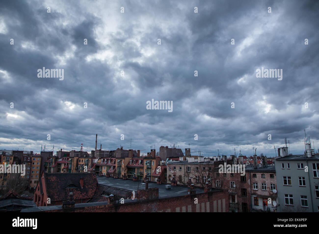 Dunklen Himmel über der Stadt Stockfoto