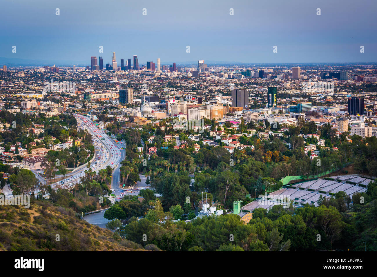 Am Abend Blick auf die Skyline von Los Angeles und Hollywood aus Hollywood Bowl übersehen, in Los Angeles, Kalifornien. Stockfoto