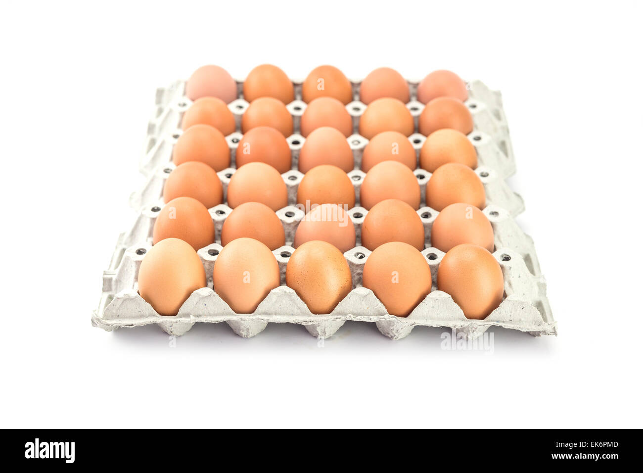 Eiern im Papierfach isoliert auf weißem Hintergrund Stockfoto