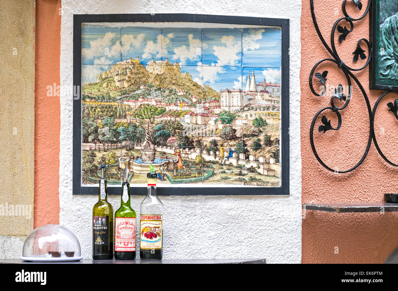 SINTRA PORTUGAL GEKACHELTEN BILD VON SINTRA, DATIERT 1829 MIT FLASCHEN PORT MADEIRA UND KIRSCHWEIN AUF DEM DISPLAY Stockfoto