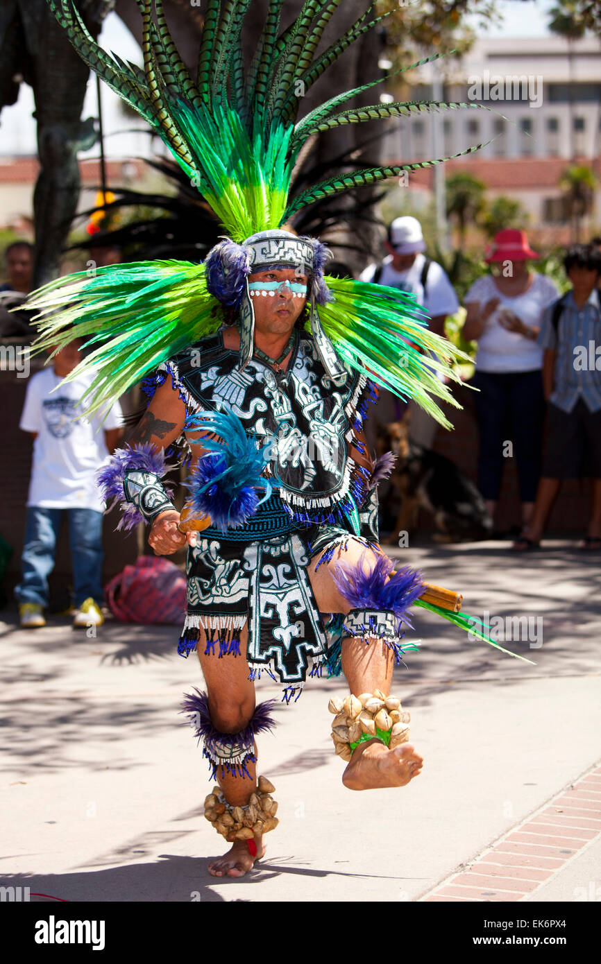 Aztekische Tänzer, Segnung der Tiere, Olvera Street, Los Angeles, Kalifornien Stockfoto