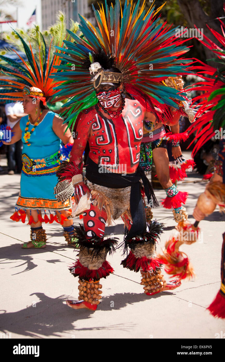Aztekische Tänzer, Segnung der Tiere, Olvera Street, Los Angeles, Kalifornien Stockfoto