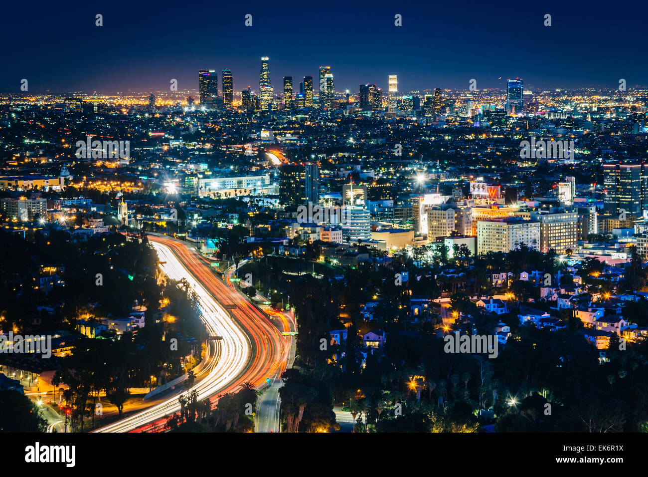 Blick auf die Skyline von Los Angeles und Hollywood in der Nacht von der Hollywood Bowl Overlook, in Los Angeles, Kalifornien. Stockfoto