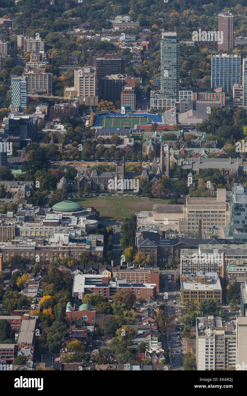 Universität von Toronto St. George Campus vom CN Tower, Toronto, Ontario, Kanada Stockfoto