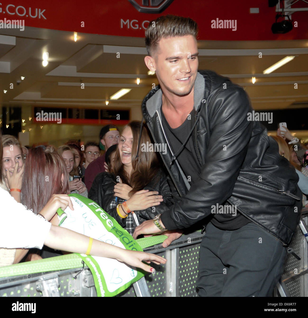 Geordie Shore "Sterne Aaron Chalmers und Gary Beadle erscheinen bei Merry Hill für"2014 Student Night"Featuring: Gary Beadle wo: Dudley, Großbritannien: 3. Oktober 2014 Stockfoto