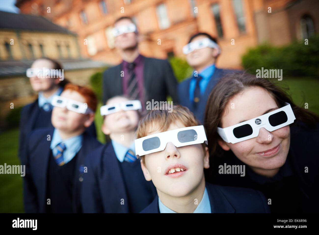 Schulkinder in Manchester werden die Sonnenfinsternis als Teil ihrer Wissenschaft Projekte einsetzen, Stockfoto