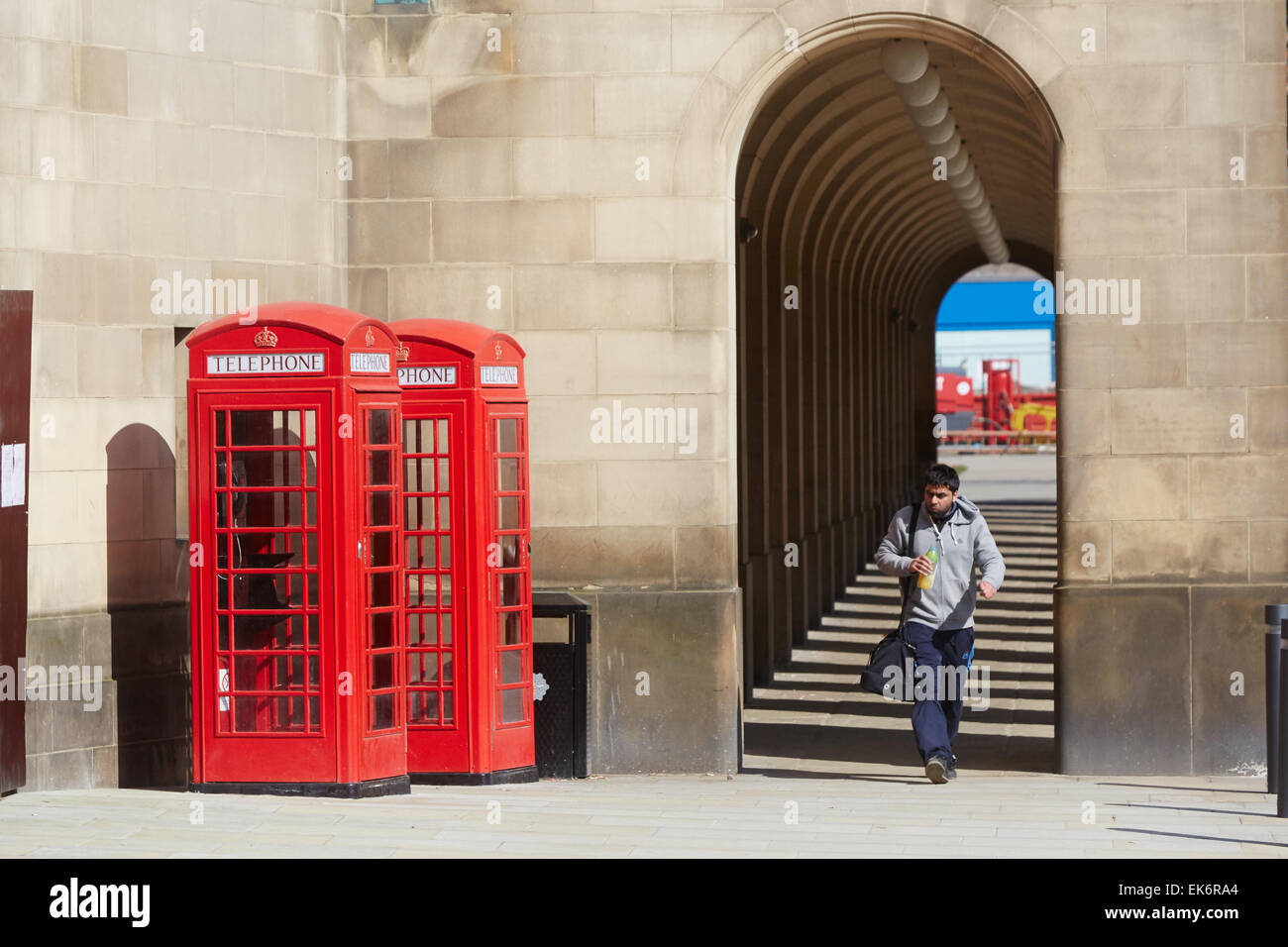 Rathaus von Manchester Erweiterung Bögen Gehweg mit rote Telefonzellen Stockfoto