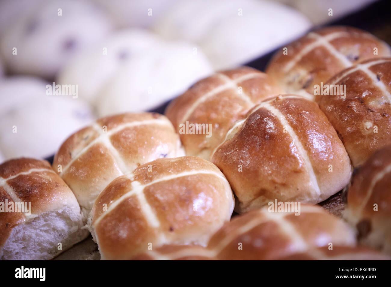 Sheldons Bäckerei in Openshaw produzieren Millionen von heißen Kreuz Penner für Asda Ostern. Im Bild frisch aus dem Ofen Stockfoto