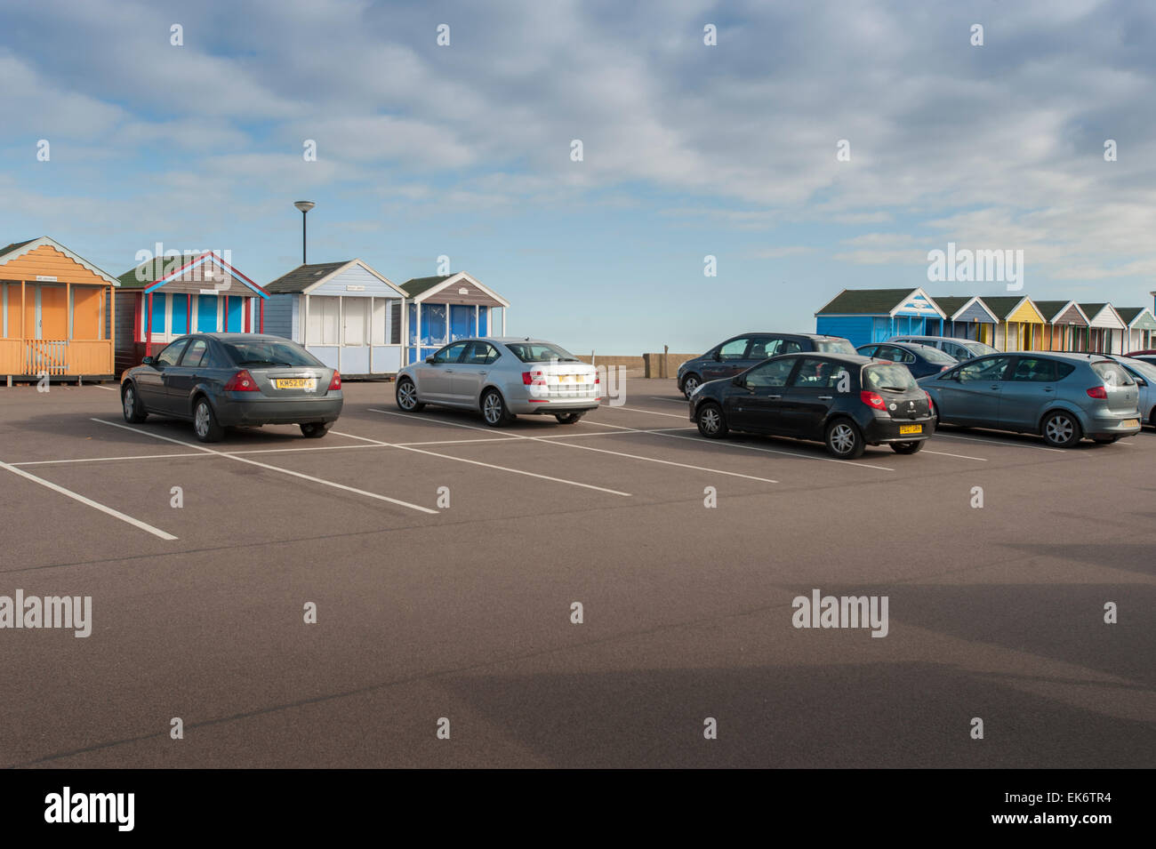 Strand Hütten im Parkhaus in Southwold in Suffolk, England. Der Strand Hütten haben von ihrer Lage am Strand mit Blick auf den Winter entfernt wurde. Stockfoto