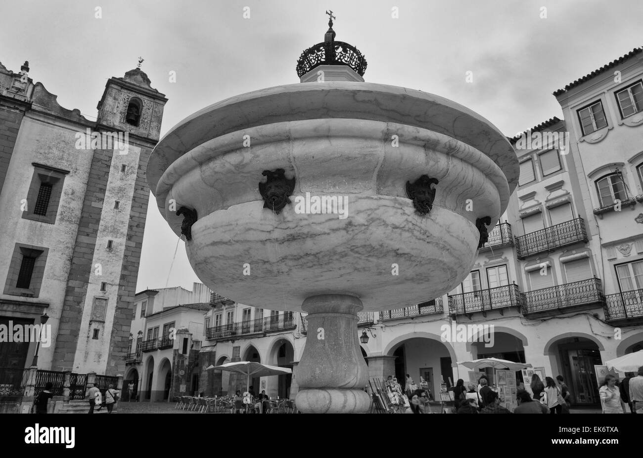 Giraldo Square im Zentrum von Evora, Portugal. Der Platz stammt aus dem Jahre 1570 und verfügt über die Renaissance-Brunnen (Fonte Henriquina) Stockfoto