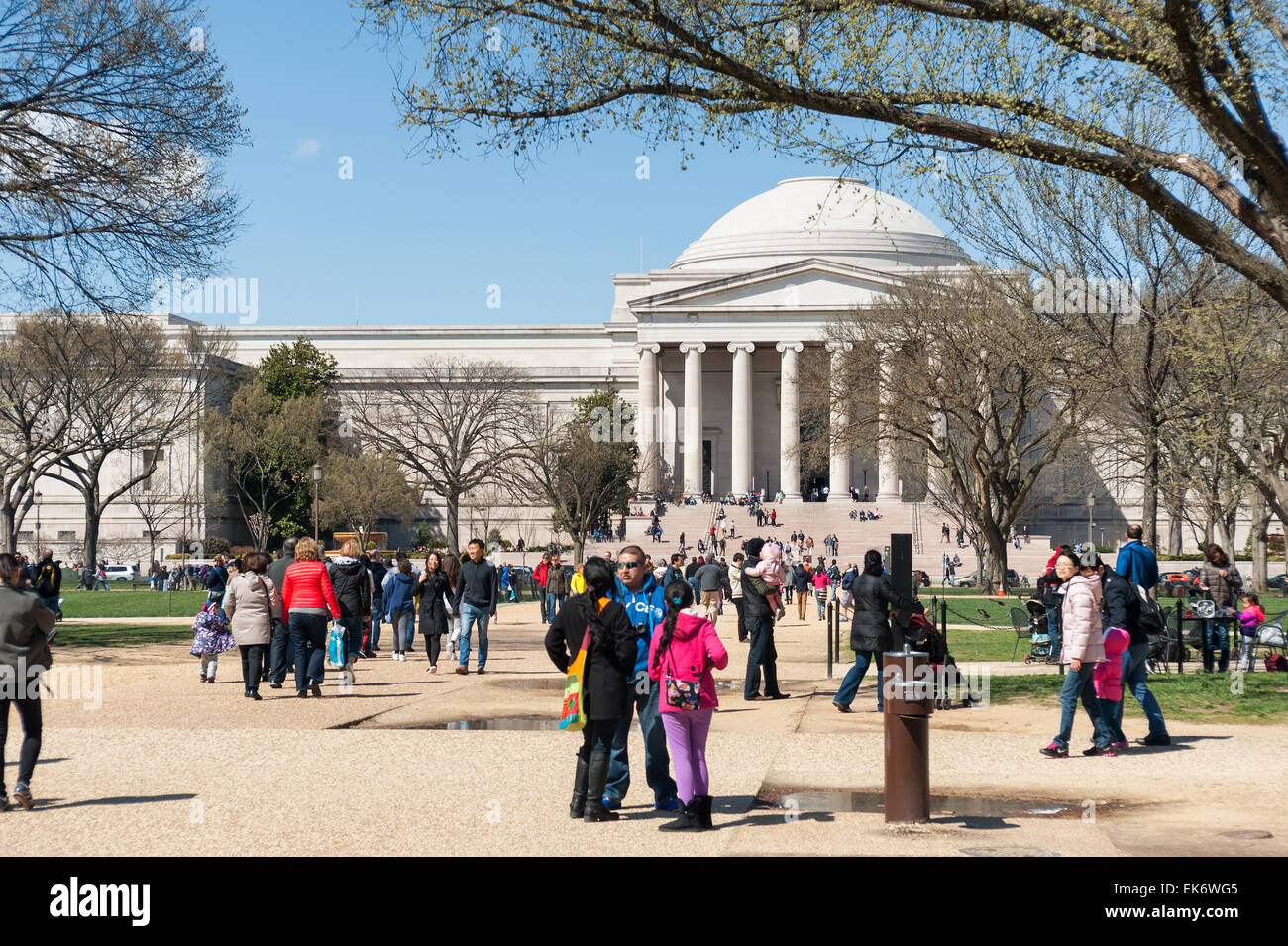 Touristen vor der National Gallery of Art in Tageslicht befindet sich auf der National Mall Stockfoto