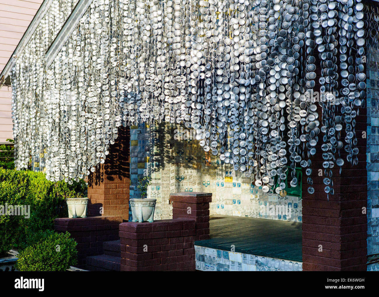 Beer Can House, Houston, Texas, Wahrzeichen, bedeckt & dekoriert mit mehr als 50.000 Aluminium Bierdosen von John Milkovisch Stockfoto