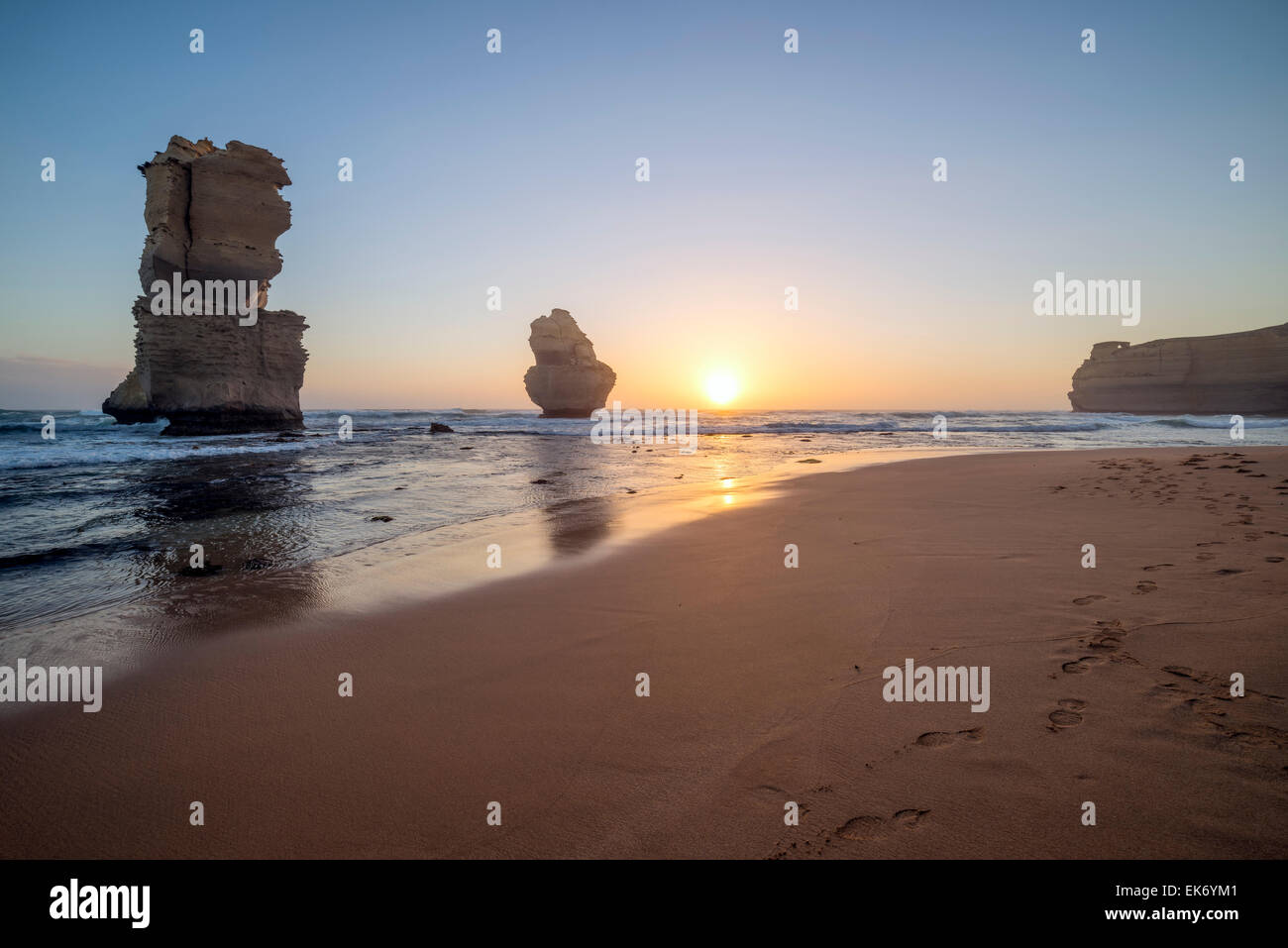 Australiens berühmten zwölf Apostel, vom Strand bei Sonnenuntergang an der Great Ocean Road. Stockfoto
