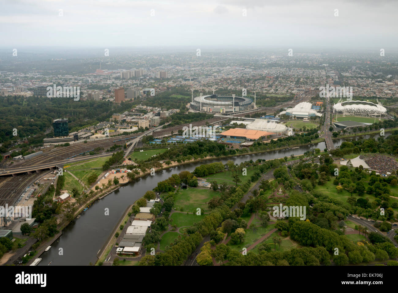 Blick entlang des Yarra River in der Nähe von central Business District of Melbourne, Australien. Stockfoto