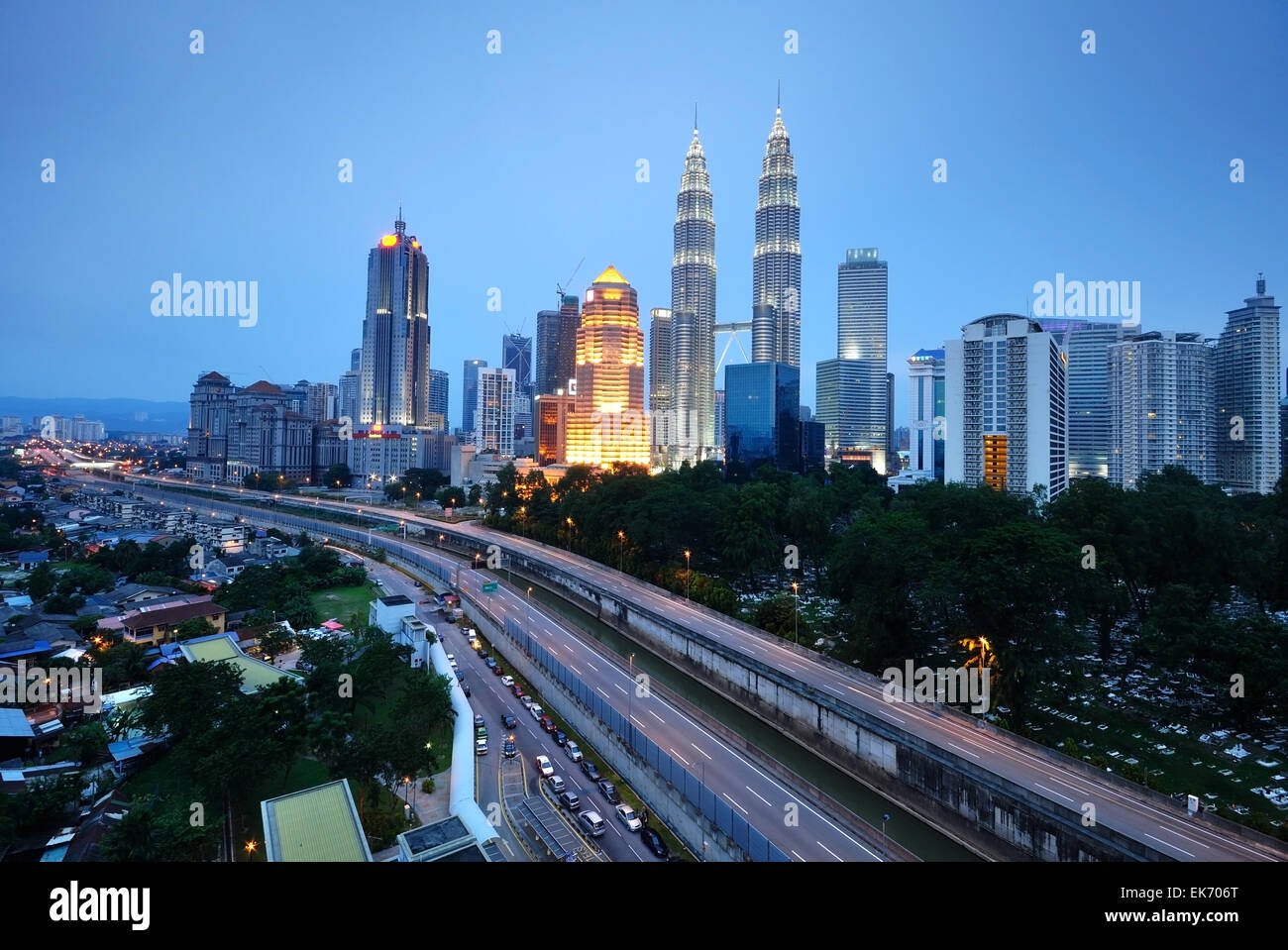 Horizontalen Schuss von Kuala Lumpur Skyline Nachtlandschaft während der blauen Stunde. Kuala Lumpur ist eine Hauptstadt von Malaysia. Stockfoto