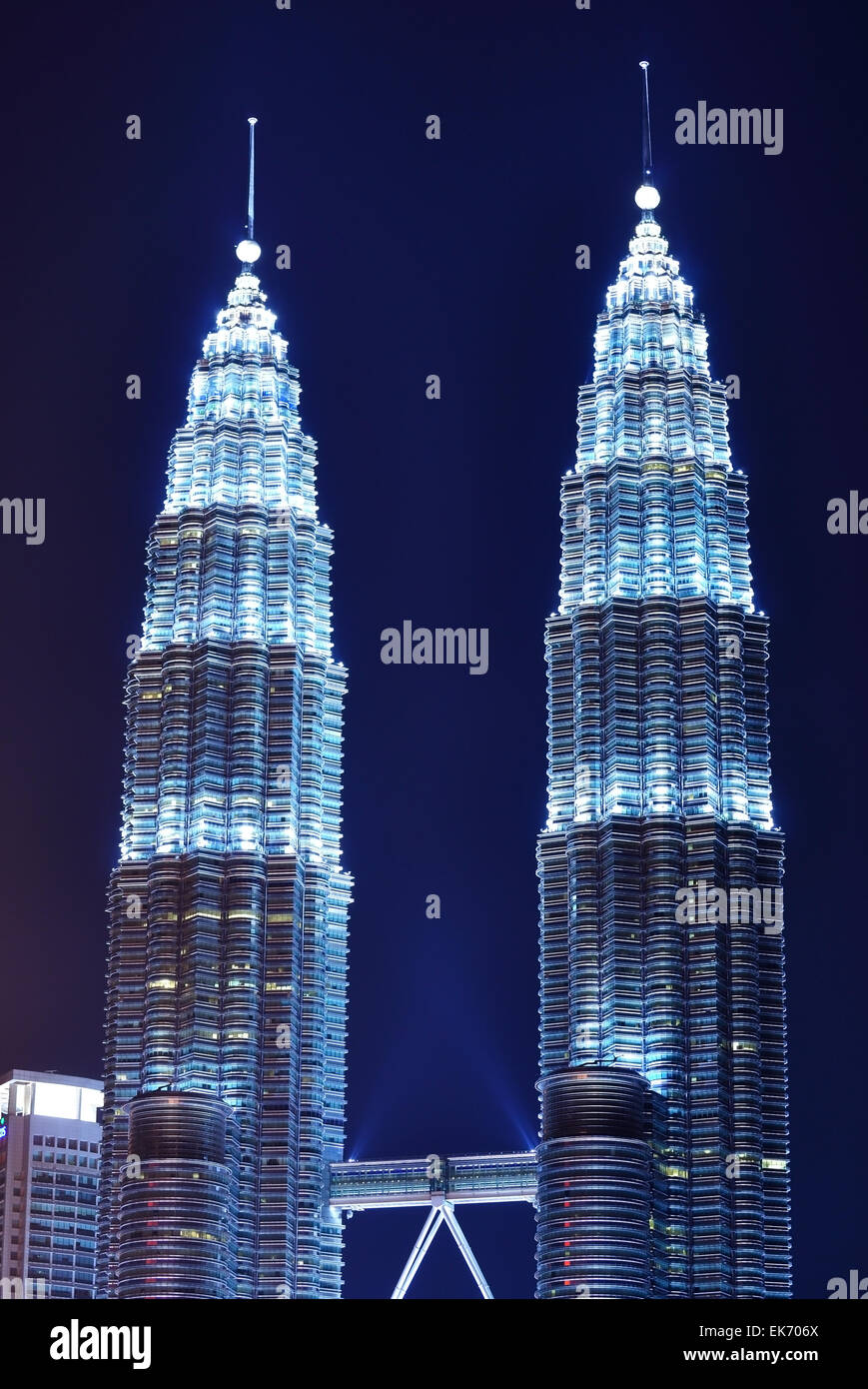 Petronas Twin Towers bei Nacht. Petronas Twin Tower ist ein bekanntes Wahrzeichen in Kuala Lumpur, Malaysia. Stockfoto