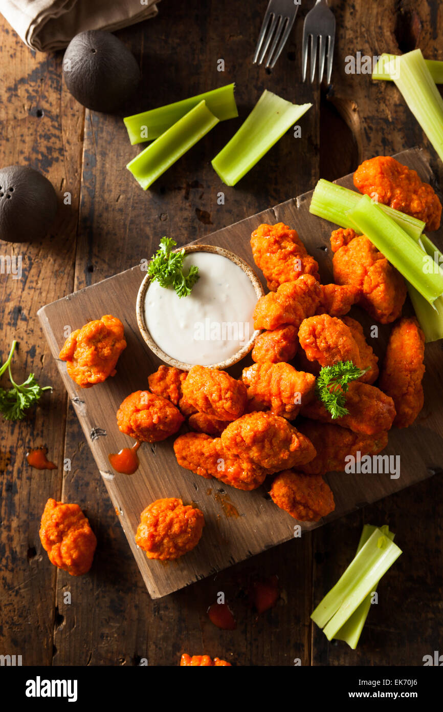 Heiß und würzig ohne Knochen Buffalo Chicken Wings mit Ranch Stockfoto