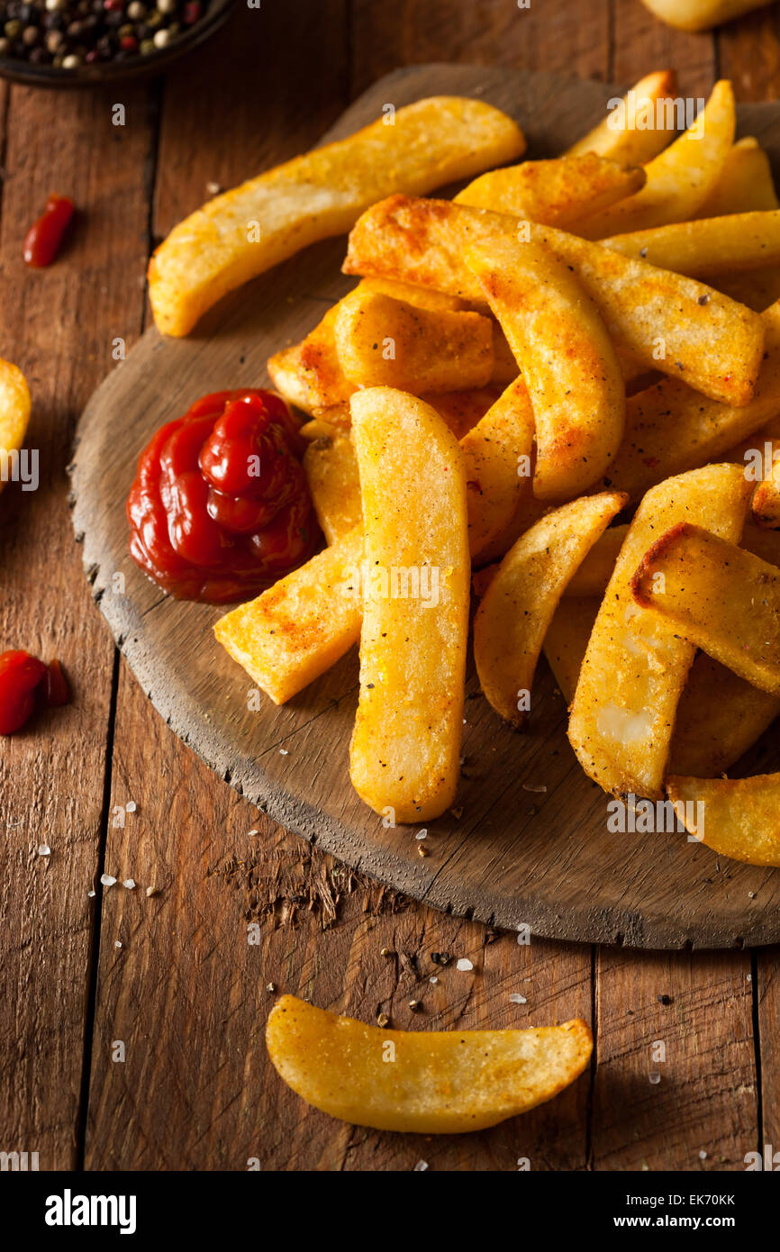 Hausgemachte salzig Steak Pommes Frites mit Ketchup Stockfoto