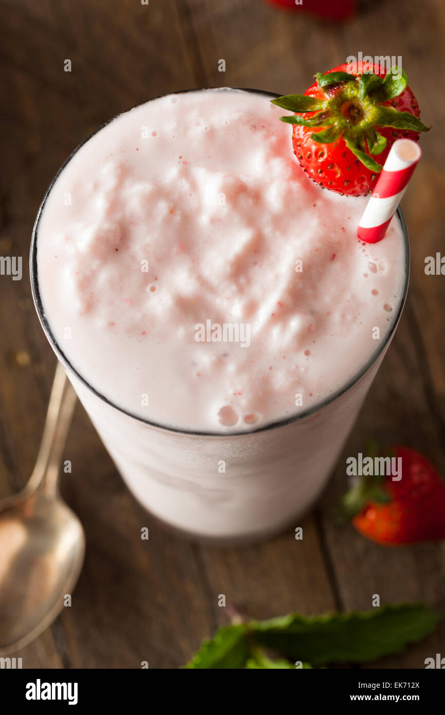 Erfrischende hausgemachte Erdbeer Milchshake in einem Glas Stockfoto