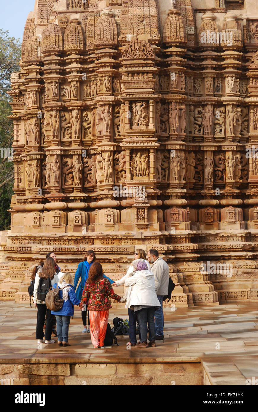 westliche Touristen in Khajuraho Tempel Indien. Dies ist ein UNESCO-Weltkulturerbe. Stockfoto