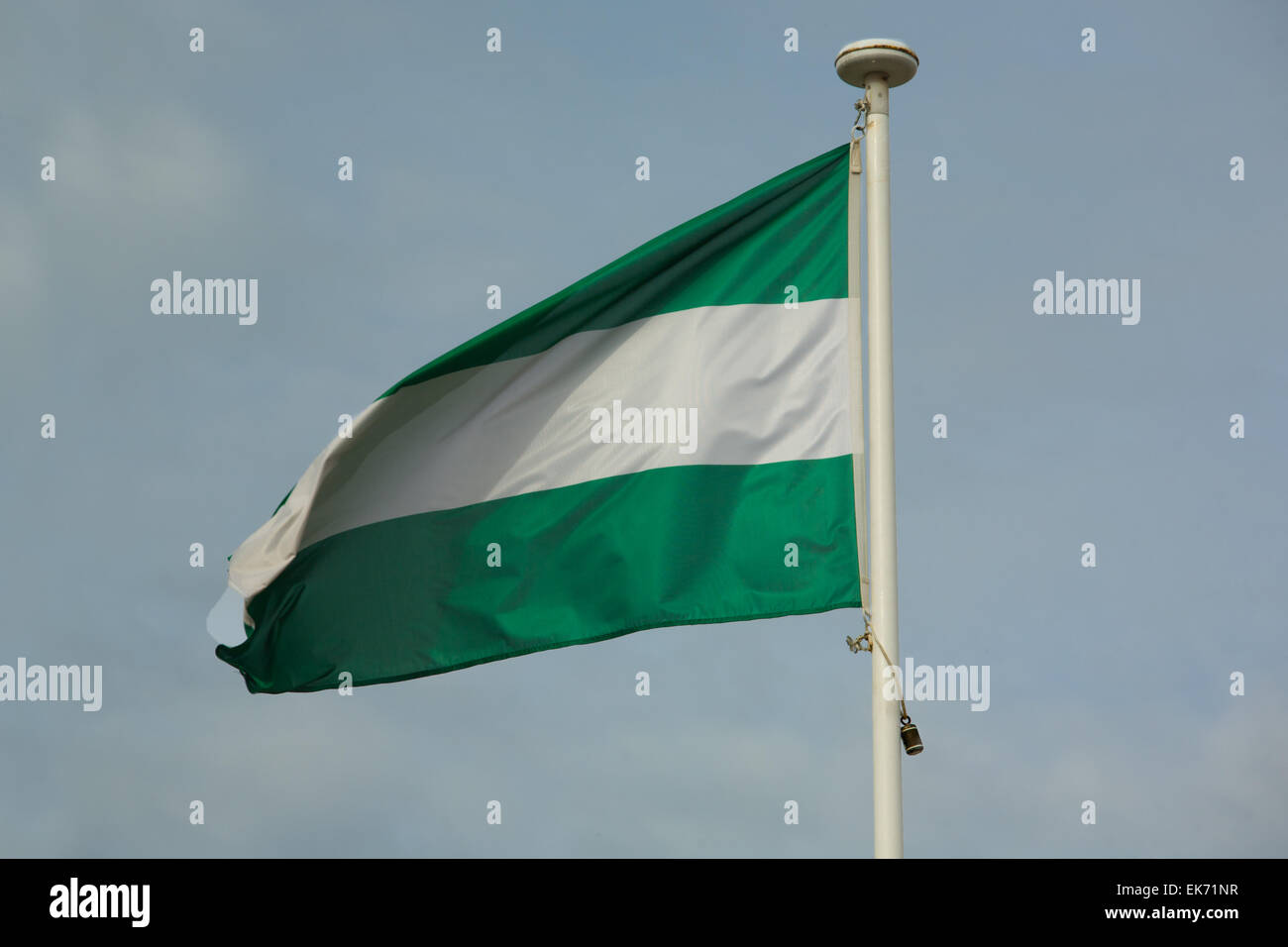 Flagge der autonomen Gemeinschaft Andalusien über den Himmel Stockfoto