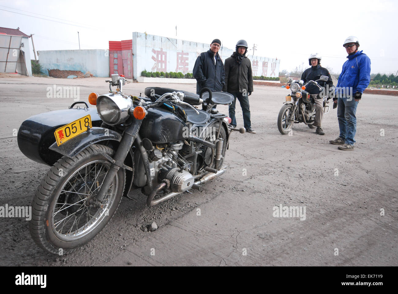 Eine Reise quer durch Zentralchina mit vier amerikanischen Freunden Reiten traditionelle Gespanne und Motorräder. Stockfoto