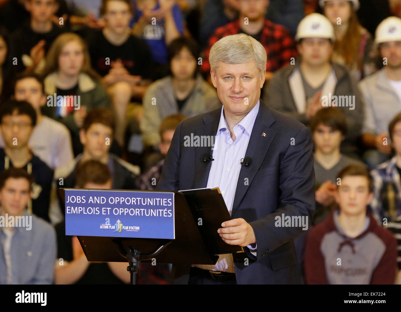 Vancouver, Kanada. 7. April 2015. Premierminister Stephen Harper Kanada hält eine Rede an einer Schule in North Vancouver, Kanada, 7. April 2015. Harper hat angekündigt, dass die Bundesregierung die Zugänglichkeit von Kanadas Förderprogramm für postsekundäre Studierende mit niedrigem und mittlerem Einkommen expandiert, um mehr Facharbeiter im Arbeitsmarkt, damit Ankurbelung der Wirtschaft zu bieten. Bildnachweis: Liang Sen/Xinhua/Alamy Live-Nachrichten Stockfoto