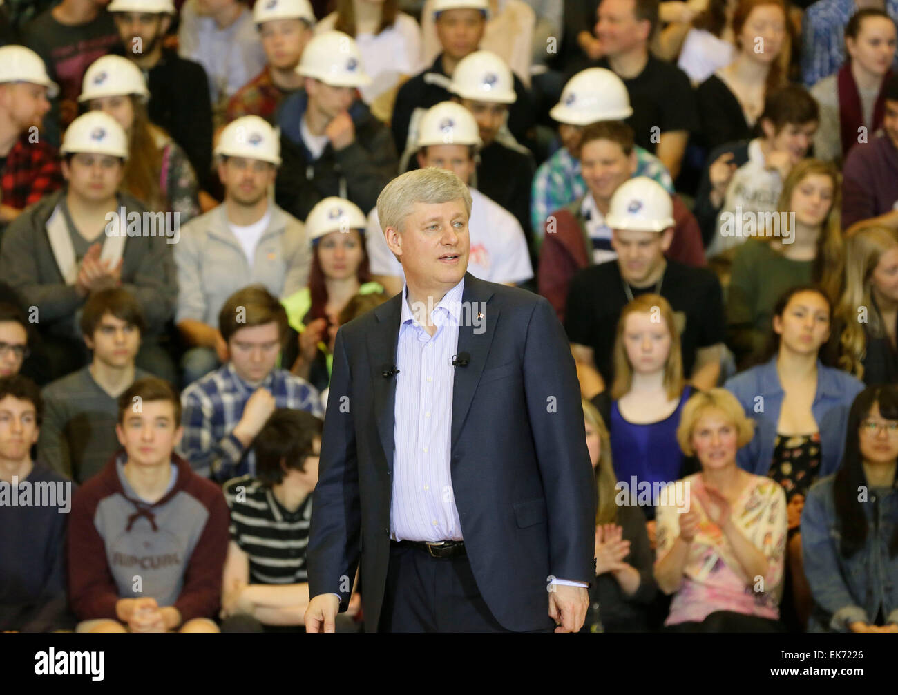 Vancouver, Kanada. 7. April 2015. Premierminister Stephen Harper Kanada hält eine Rede an einer Schule in North Vancouver, Kanada, 7. April 2015. Harper hat angekündigt, dass die Bundesregierung die Zugänglichkeit von Kanadas Förderprogramm für postsekundäre Studierende mit niedrigem und mittlerem Einkommen expandiert, um mehr Facharbeiter im Arbeitsmarkt, damit Ankurbelung der Wirtschaft zu bieten. Bildnachweis: Liang Sen/Xinhua/Alamy Live-Nachrichten Stockfoto