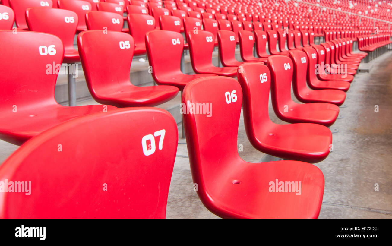 Treppen- und leere Sitzreihe im Stadion. Stockfoto