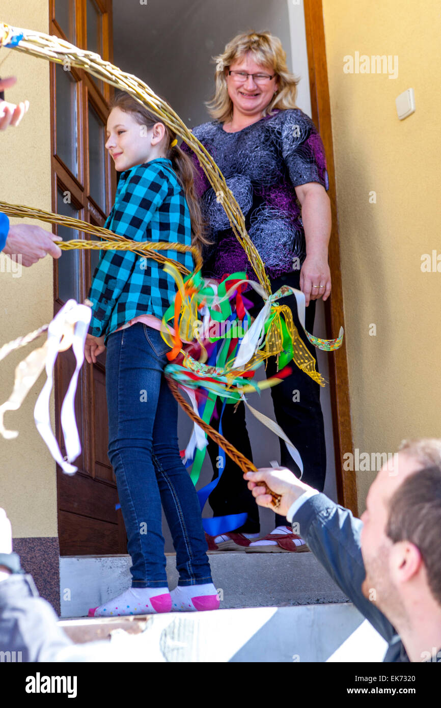 Ostern - Tschechischen Jungen führt durch den Ort mit der Peitsche und die prügelstrafe Mädchen, Sakvice, Südmähren, Tschechische Republik Stockfoto