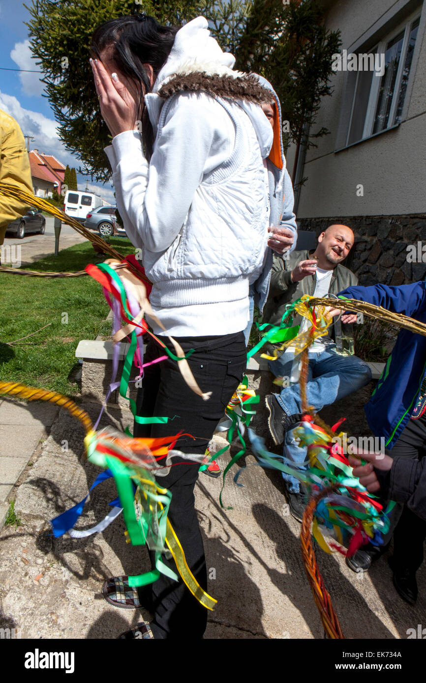 Ostern - Tschechischen Jungen führt durch den Ort mit der Peitsche und die prügelstrafe Mädchen, Sakvice, Südmähren, Tschechische Republik Stockfoto