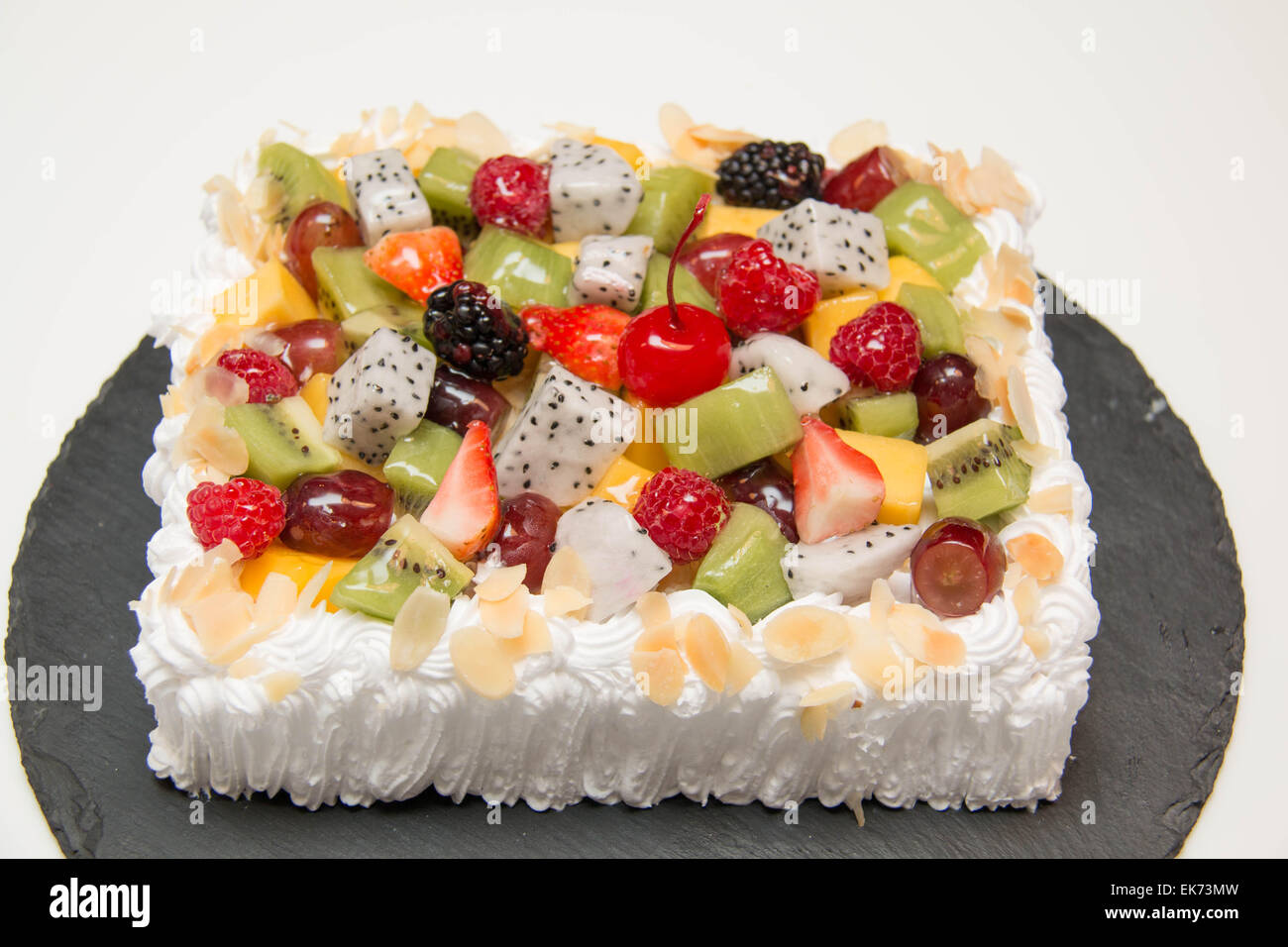 Früchte Kuchen Sahne auf weißem Hintergrund. Stockfoto