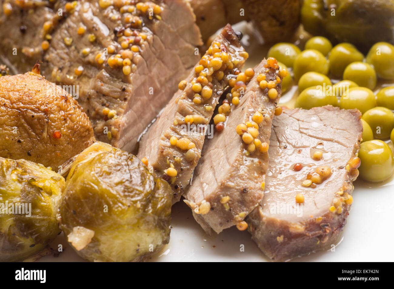 Restaurant-Fleisch-Menü-Hintergrund. Scheiben Roastbeef mit Grillgemüse auf weißen Teller. Schließen Sie herauf Bild Stockfoto
