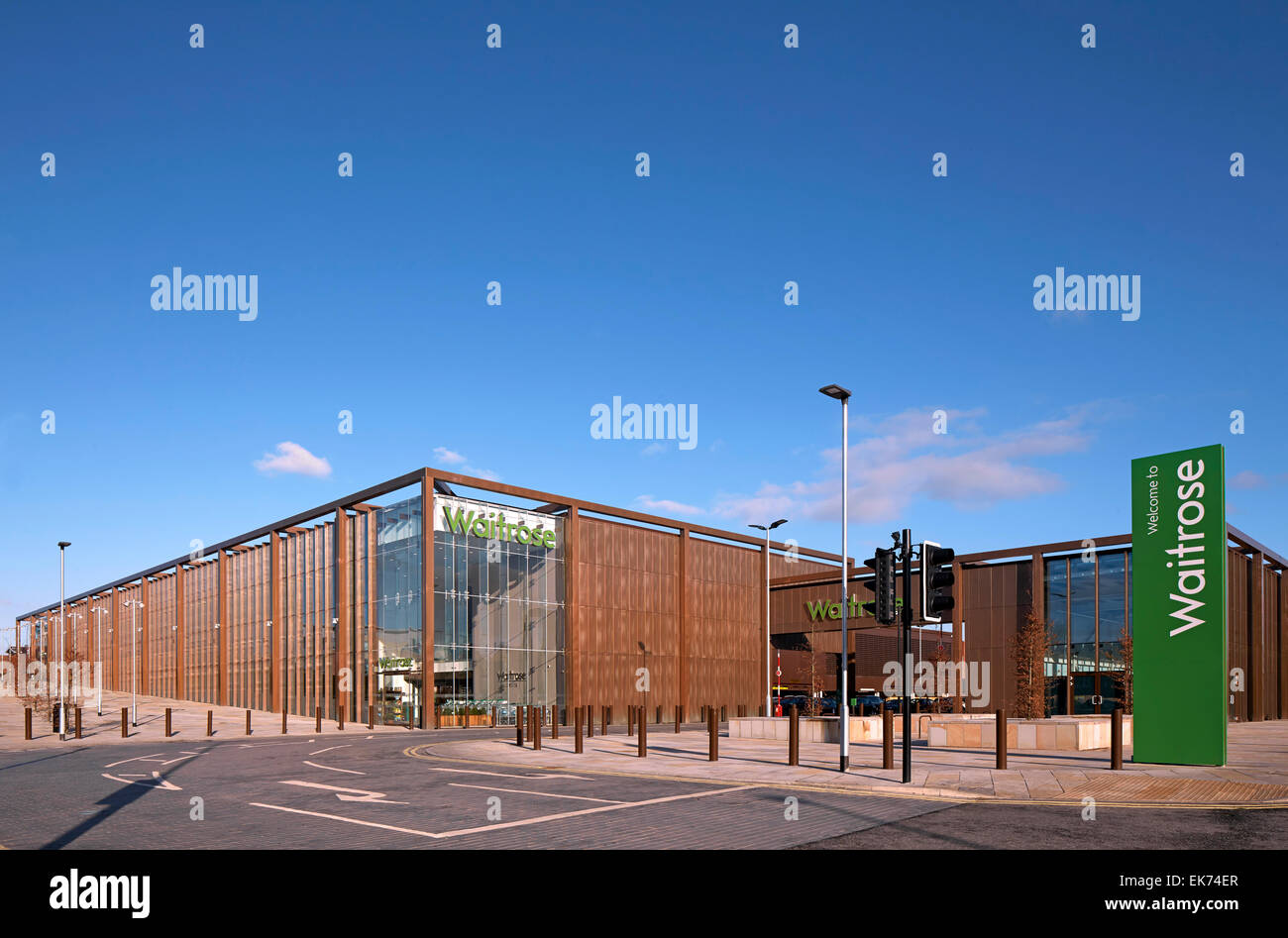 Alles in allem Außenansicht. Waitrose Chester, Chester, Großbritannien. Architekt: Broadway Malyan Limited, 2015. Stockfoto