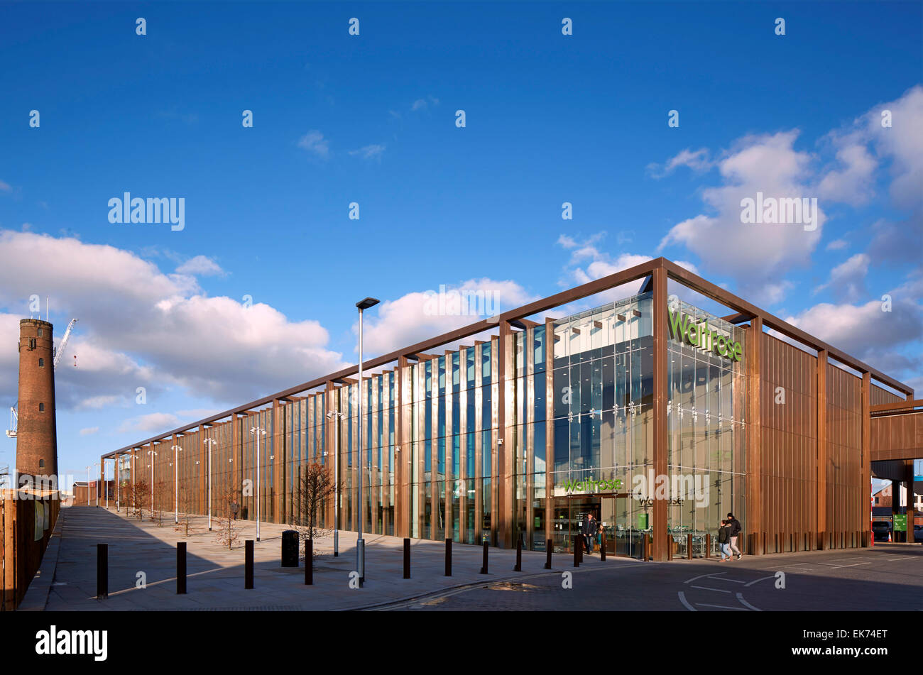 Alles in allem Außenansicht. Waitrose Chester, Chester, Großbritannien. Architekt: Broadway Malyan Limited, 2015. Stockfoto