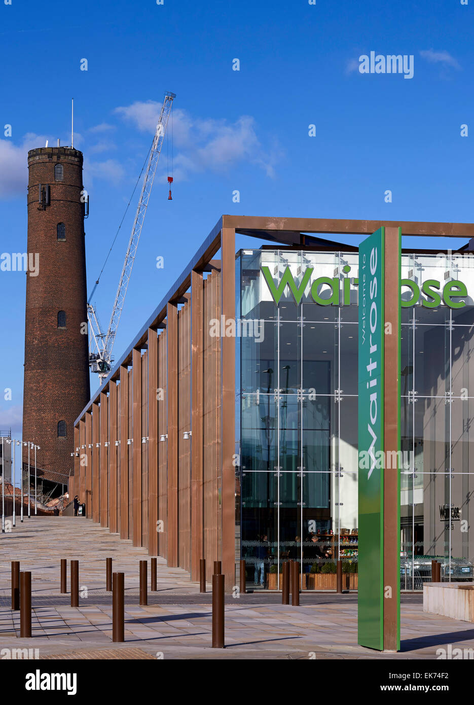 Alles in allem Außenansicht. Waitrose Chester, Chester, Großbritannien. Architekt: Broadway Malyan Limited, 2015. Stockfoto