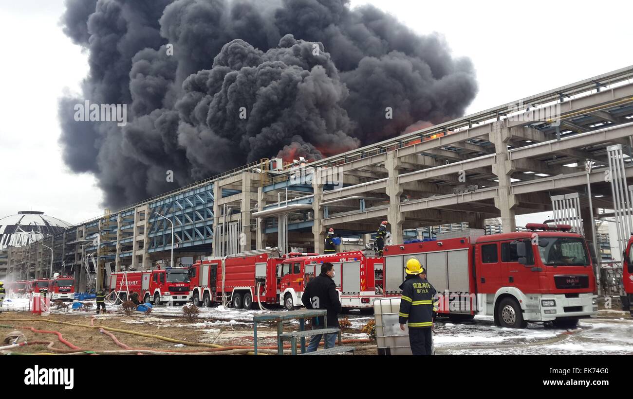 Gulei, Chinas Provinz Fujian. 8. April 2015. Feuerwehrleute versuchen, löschen das Feuer in einer chemischen Fabrik auf der Gulei Halbinsel in Zhangzhou, Südost-China Fujian Provinz, 8. April 2015. Brand in der Tenglong aromatischer Kohlenwasserstoff (Zhangzhou) Co. Ltd. ein zweites Mal am frühen Mittwoch Morgen wieder aufgetaucht. Das Feuer, welches verschoben hatte, um ca. 19:40 (GMT-1140) am Dienstag wieder aufgenommen. Es wurde später wieder bei rund 23:40 (GMT-1540) ausgelöscht. Der gleichen Öltank brannte wieder auf rund um 02:09 (1809 GMT am Dienstag) am Mittwoch. Bildnachweis: Xinhua/Alamy Live-Nachrichten Stockfoto