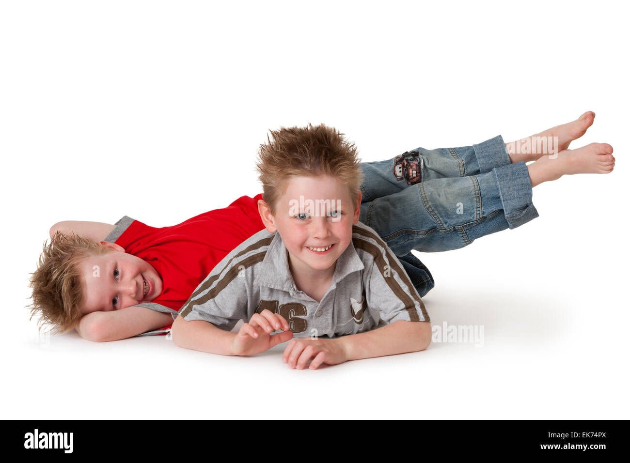 Porträt der beiden Brüder machen Spaß auf weißem Hintergrund Stockfoto